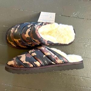 Men’s Bearpaw slippers/moccasins/slip on shoes size 9 green camo